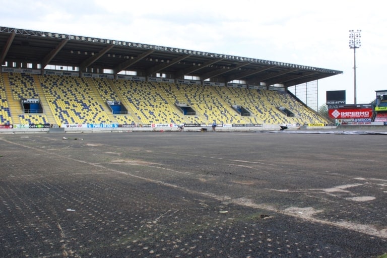 SPECIAL: Aanleg nieuw kunstgrasveld in stadion STVV (foto ...