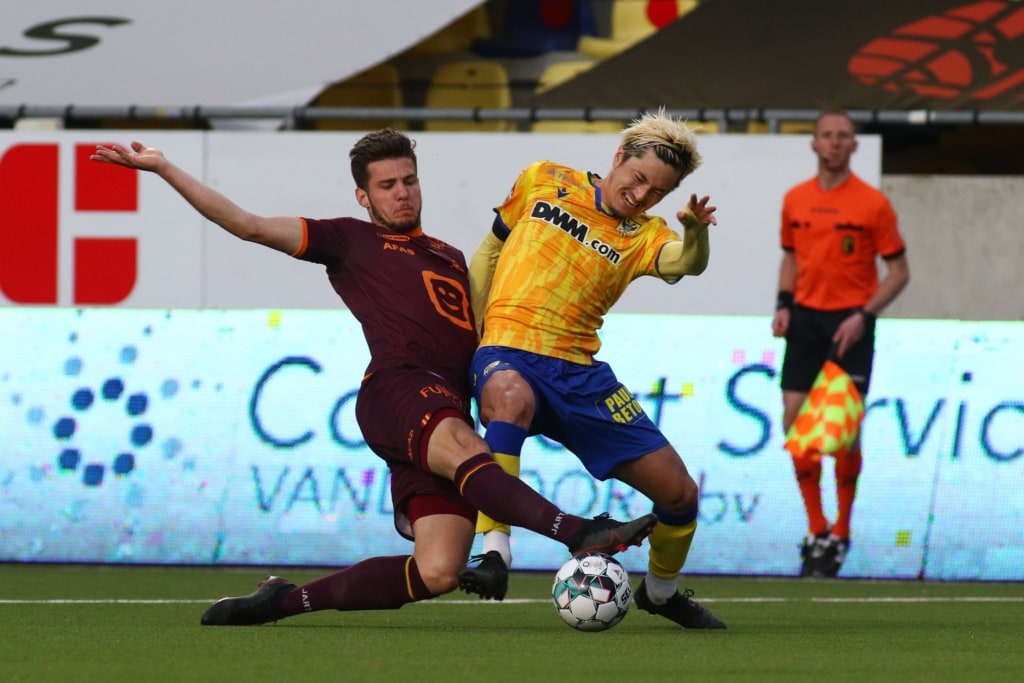 Yuma Suzuki in duel met Jordi Vanlerberghe